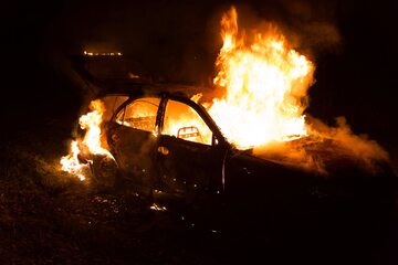 Płonący samochód, zdjęcie ilustracyjne