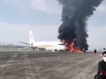 Płonący samolot na chińskim lotnisku