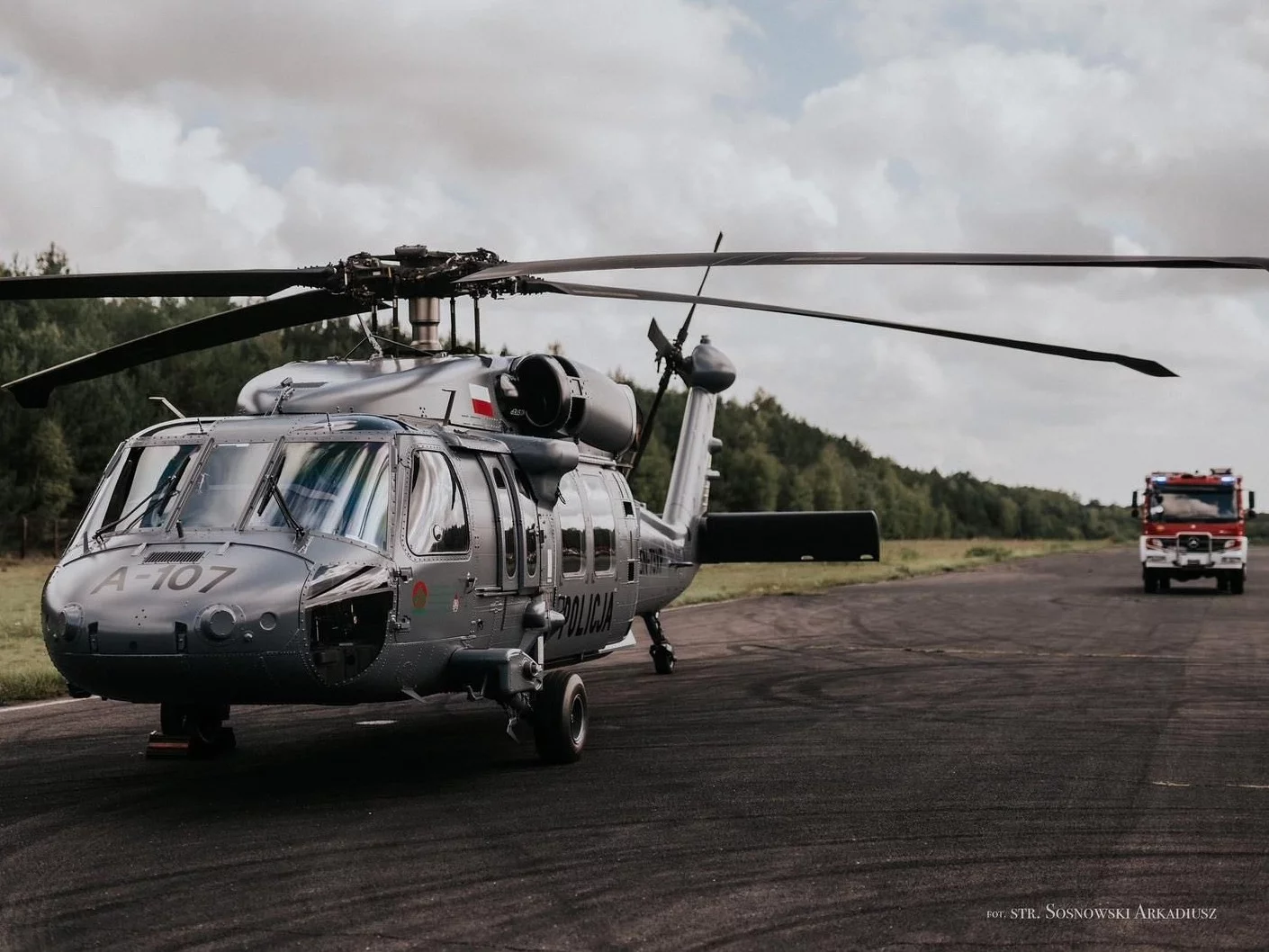 Policyjny Black Hawk i wóz straży pożarnej