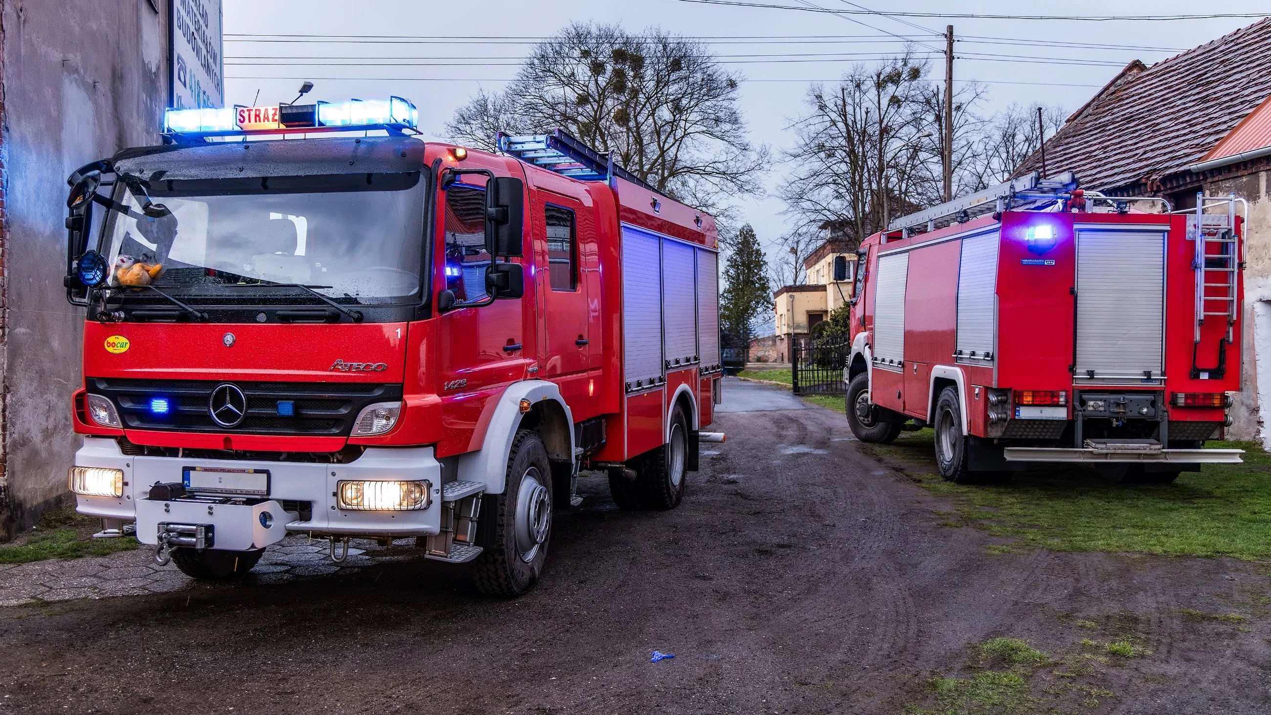 Płonie hala z makulaturą. Gęsty dym widać z daleka