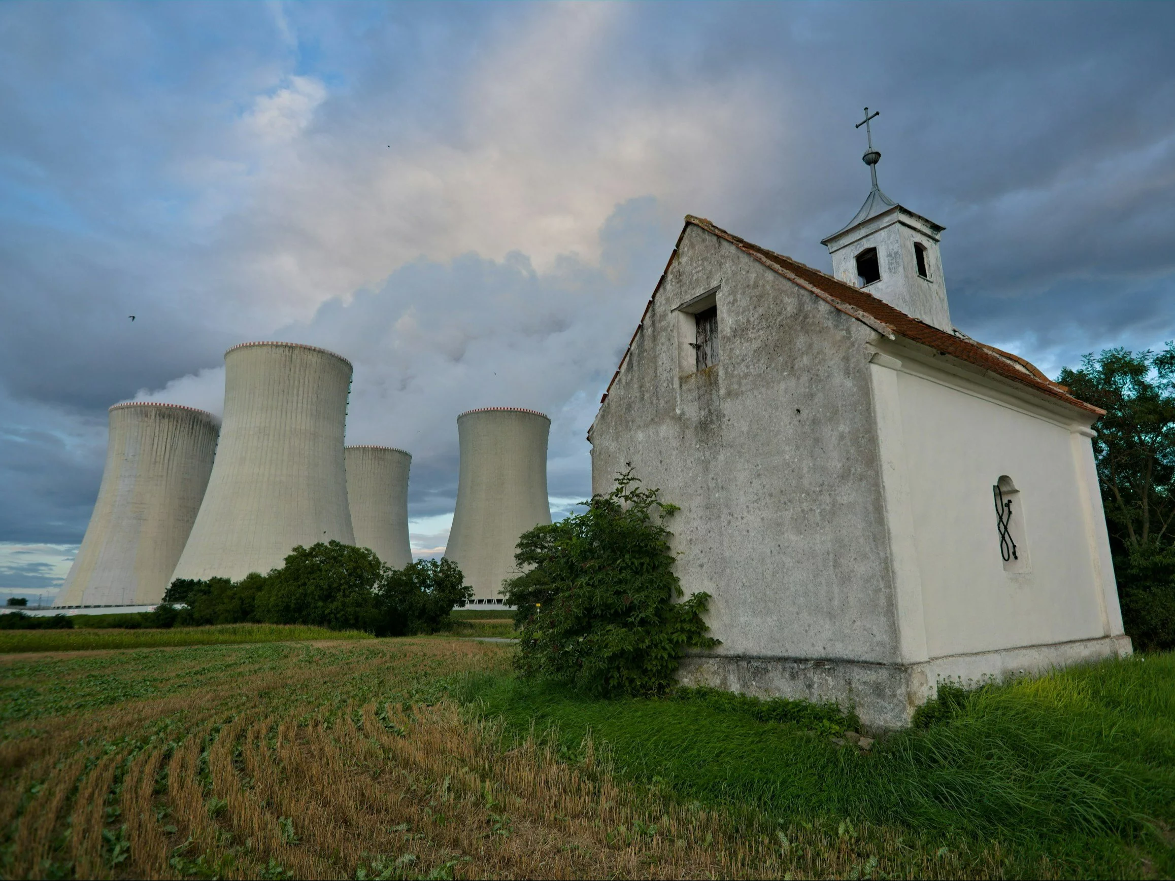 Kominy elektrowni jądrowej