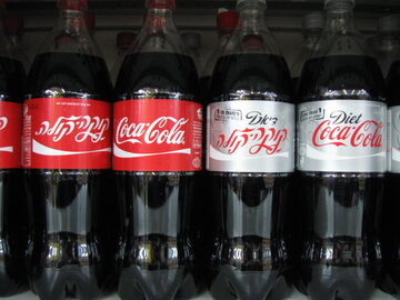 Po lewej: tradycyjna Coca-Cola. Po prawej: Cola Light