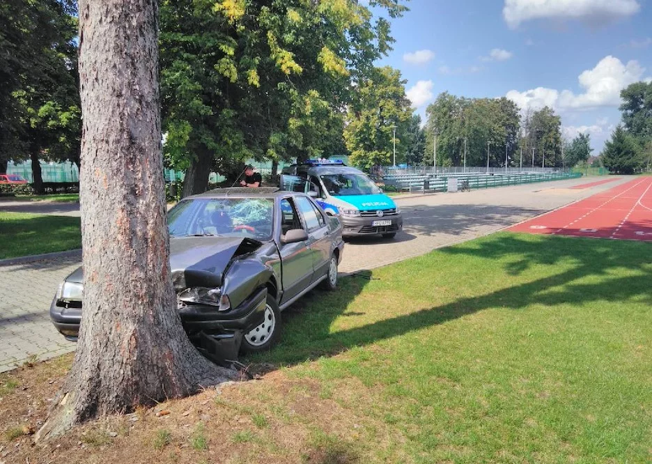 Pijany kierowca wjechał na bieżnię, a potem uderzył w drzewo