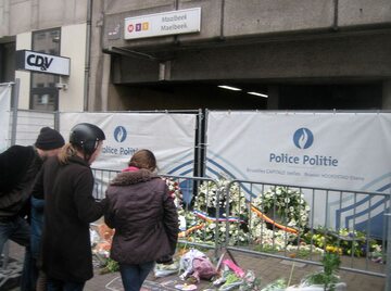 Po zamachach w Brukseli ludzie składali kwiaty pod wejściem do stacji metra Maelbeek