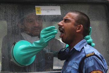 Pobieranie próbek od policjantów podczas ogólnokrajowej blokady związanej z pandemią, 10 maja, Gurugram, Indie