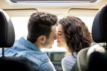 Pocałunek w samochodzie - ilustracja
