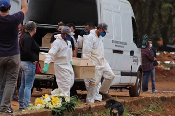 Pochówek osoby zmarłej z powodu COVID-19 w Brazylii