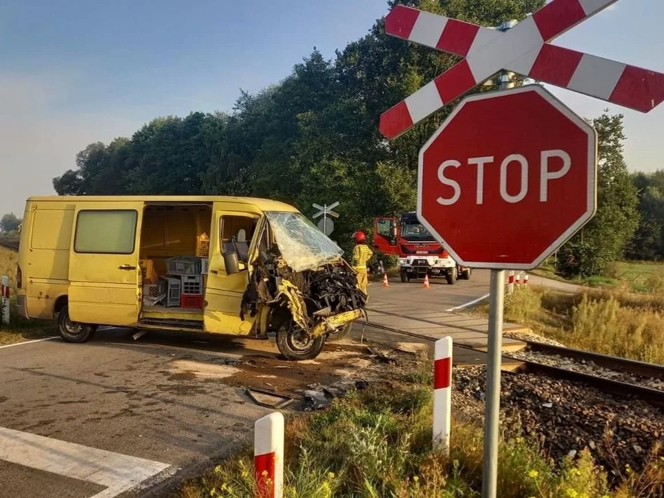 Zderzenie busa z pociągiem