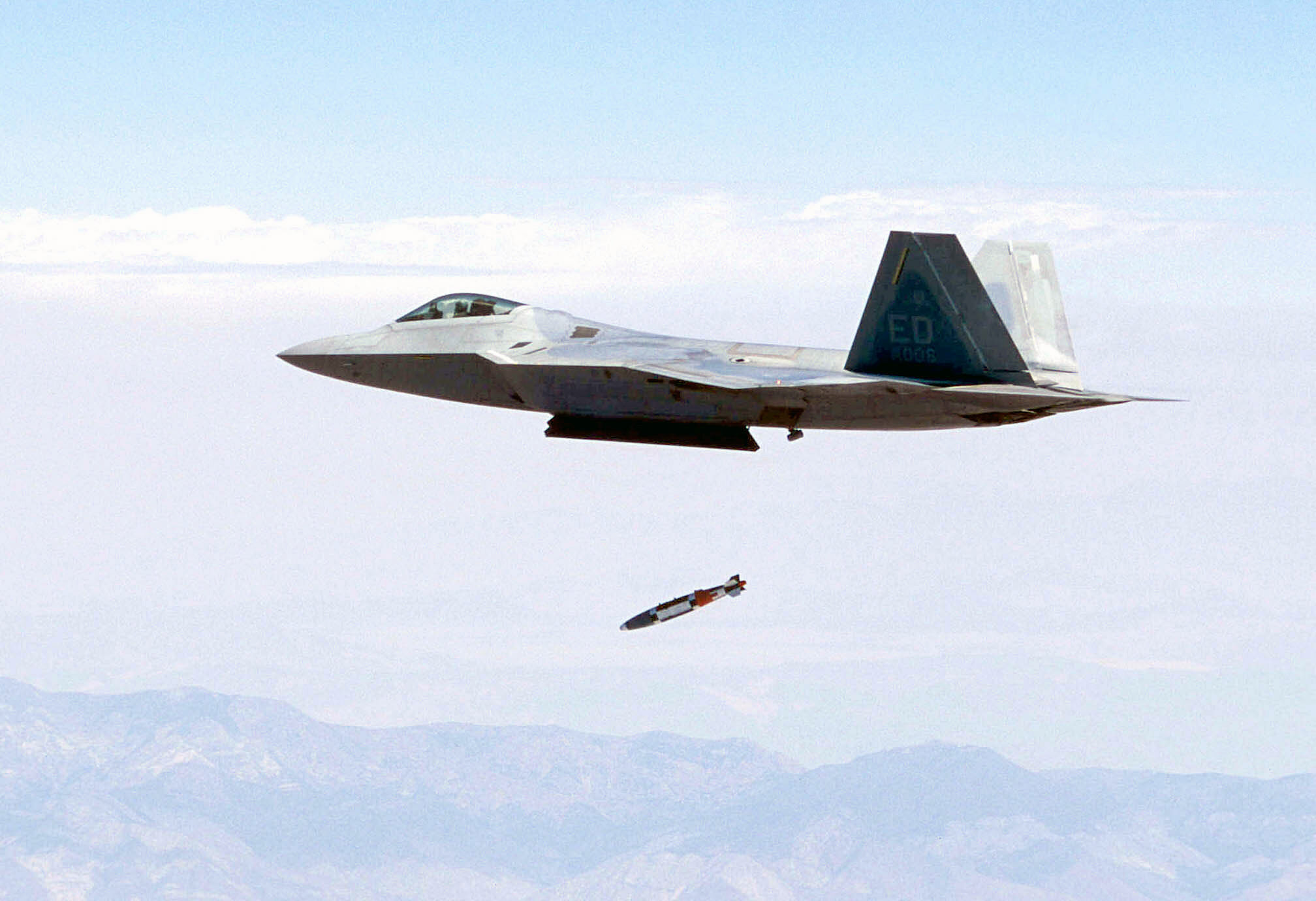 Pocisk precyzyjnego rażenia zrzucany przez amerykański myśliwiec F-22
