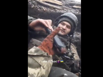 Pocisk utkwił w telefonie ukraińskiego żołnierza