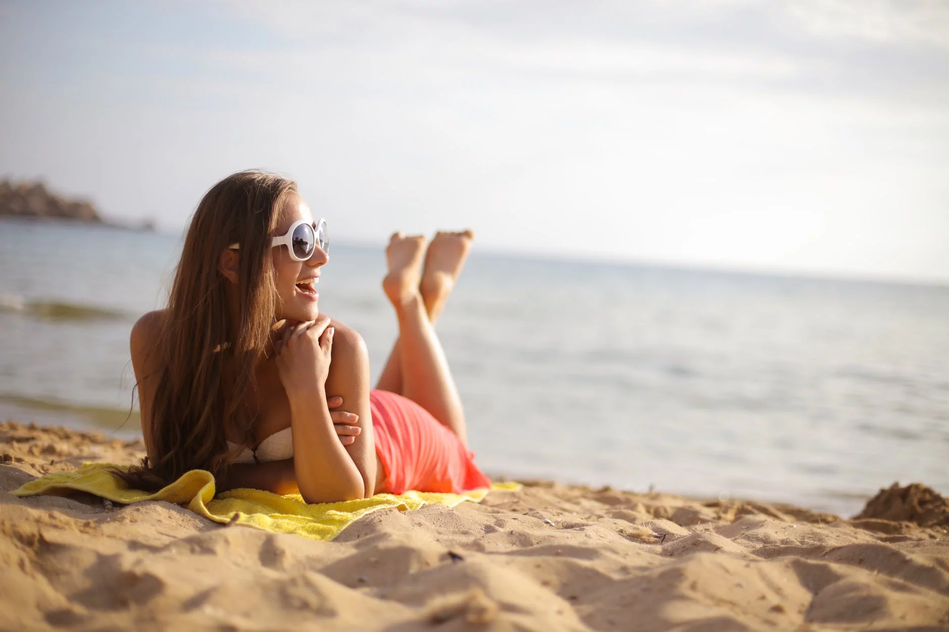 Kobieta opalająca się na plaży