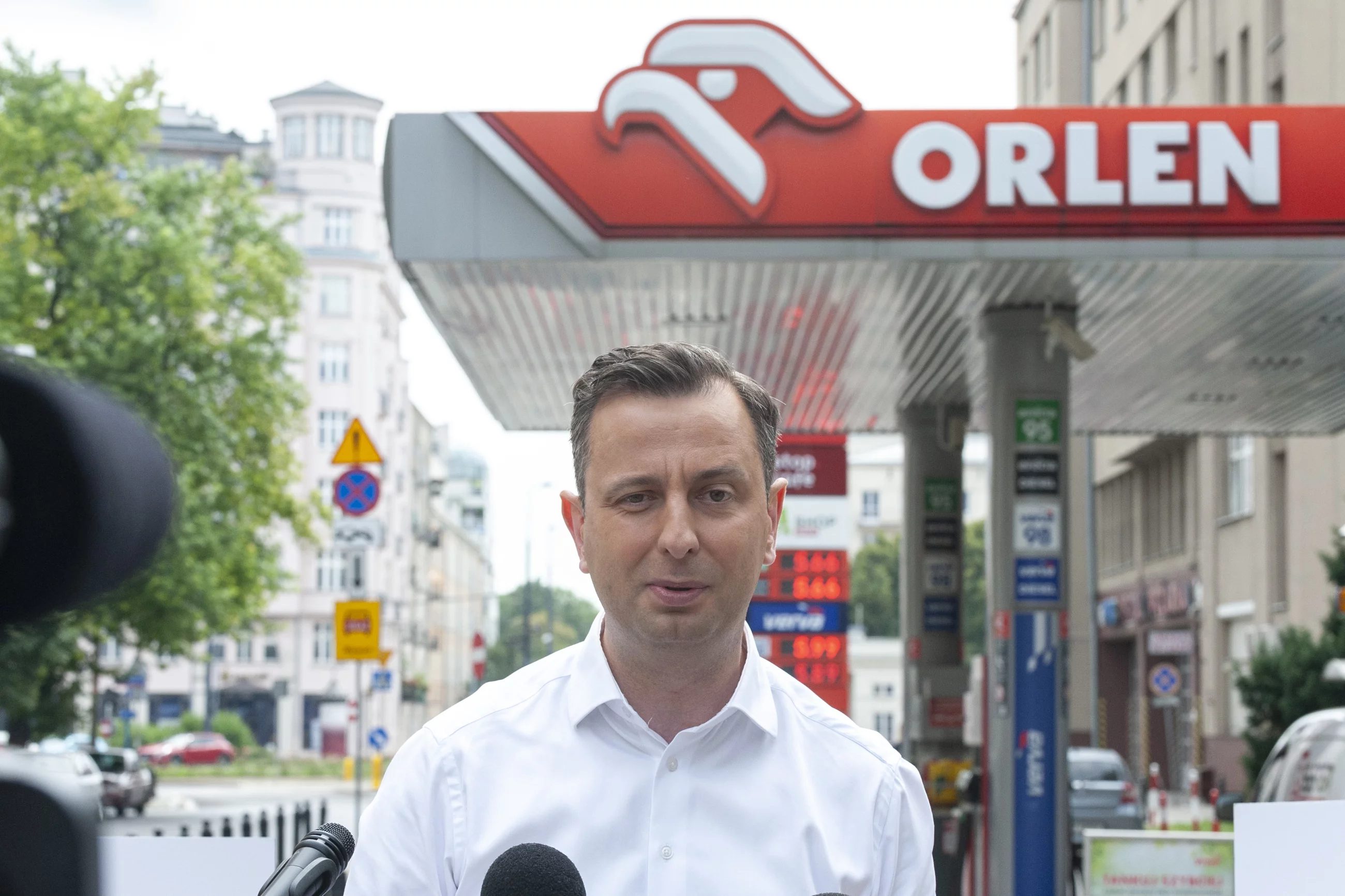 Władysław Kosiniak-Kamysz na konferencji przed stacją Orlenu