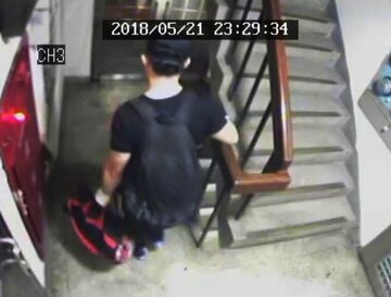 Podejrzany Gary Chu wychodzi ze swojego mieszkania