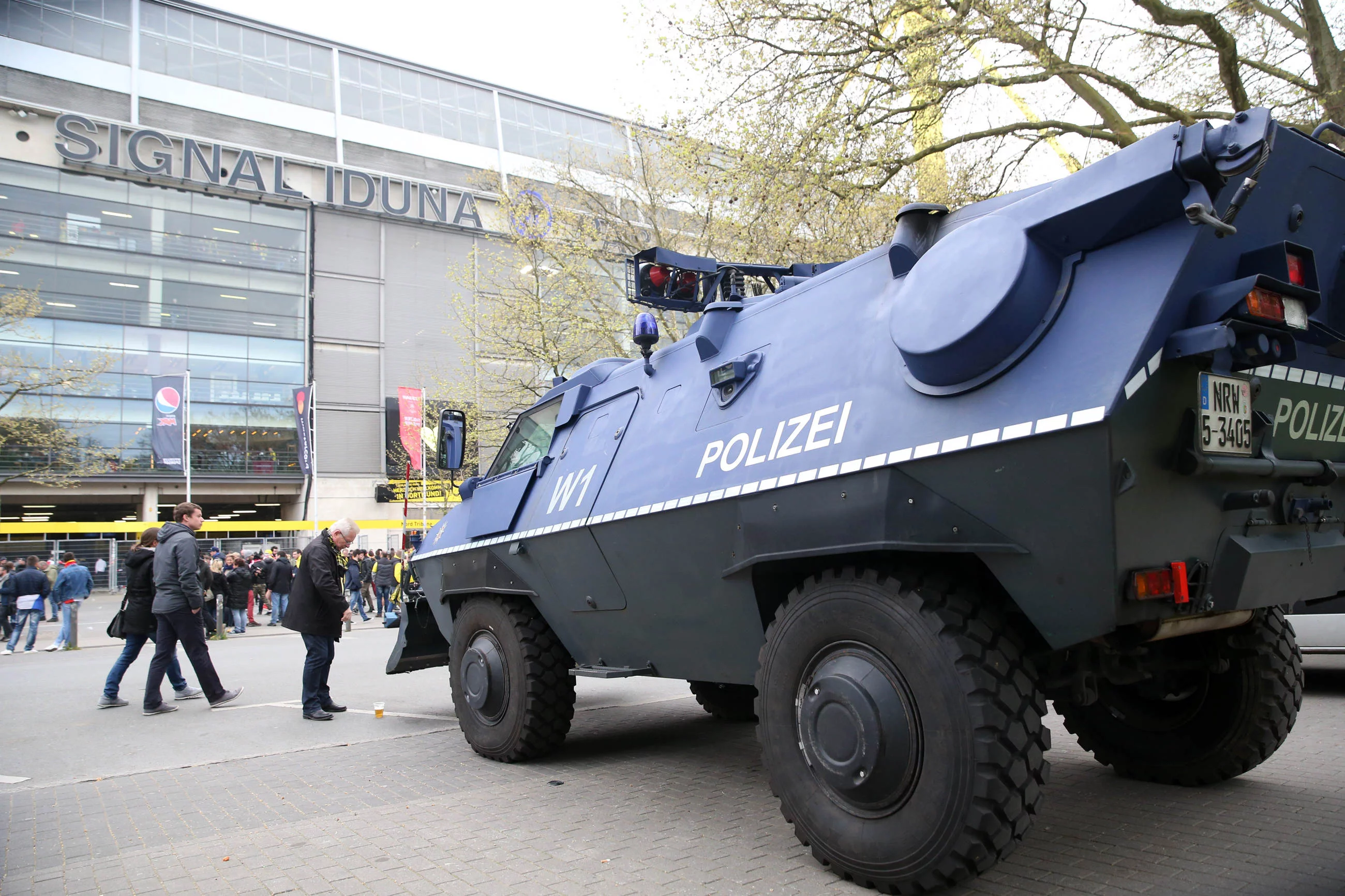 Policyjny wóz przed stadionem Borussi Dortmund