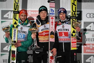 Podium w Oberstdorfie: Markus Eisenbichler, Ryoyu Kobayashi, Stefan Kraft