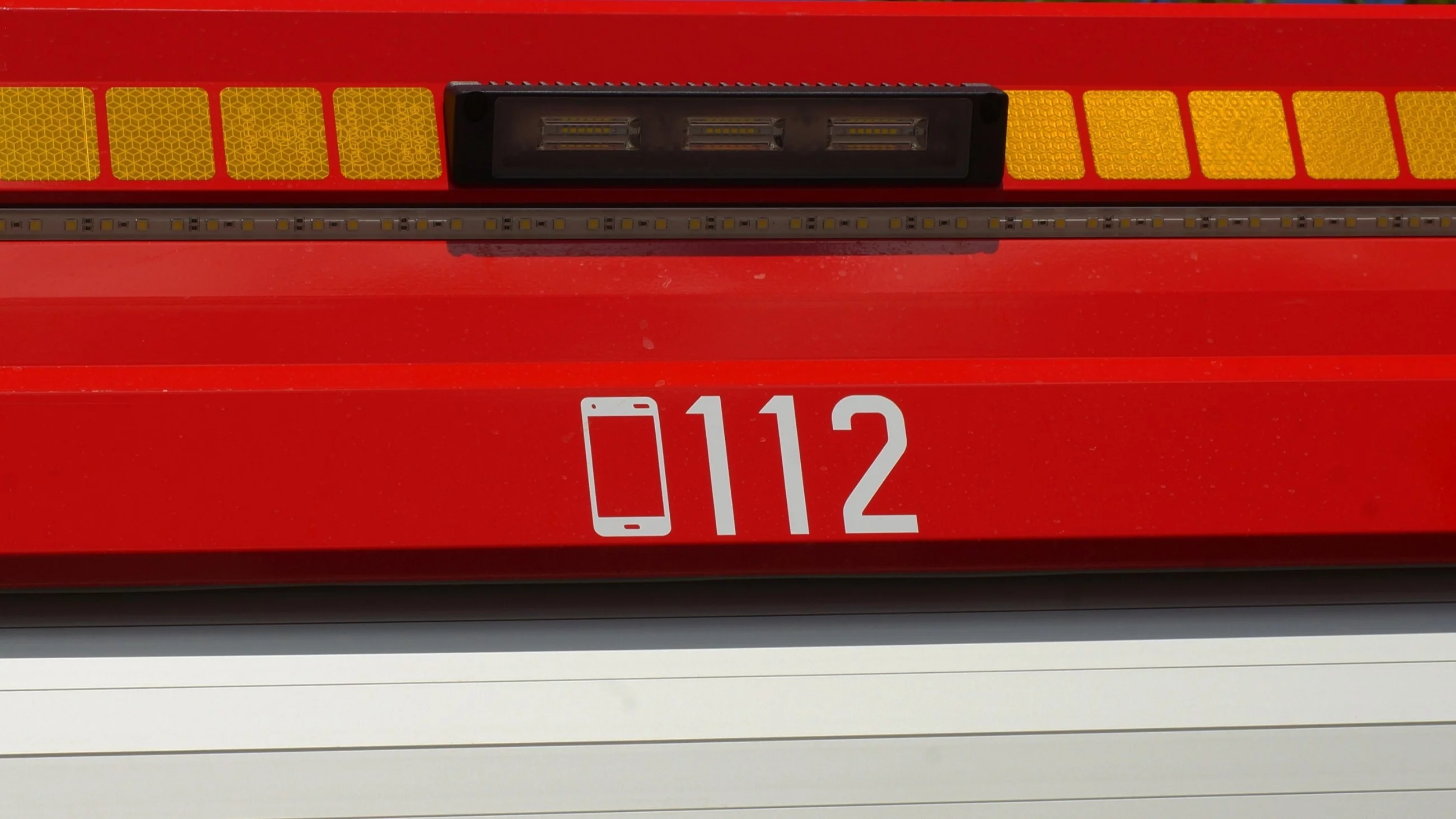 Numer alarmowy 112 na wozie straży pożarnej