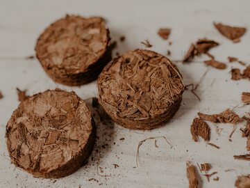 Podłoże kokosowe w krążkach – można bezpośrednio na nich uprawiać rośliny lub pokruszyć je do doniczki