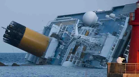 By Roberto Vongher (File:Collision of Costa Concordia 5.jpg) [CC-BY-SA-3.0 (http://creativecommons.org/licenses/by-sa/3.0)], via Wikimedia Commons