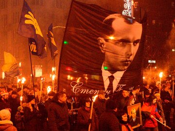 Podobizna Stepana Bandery niesiona przez uczestników marszu