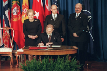 Podpisanie traktatu przez Bronisława Geremka
