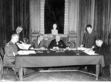 Podpisanie układu Sikorski-Majski w Londynie, 1941 r. Z lewej strony stołu siedzi premier RP gen. Władysław Sikorski, z prawej strony ambasador ZSRR Iwan Majski. Pomiędzy nimi premier Wlk. Brytanii Winston Churchill.
