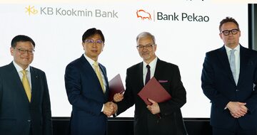 Podpisanie umowy między Baniem Pekao a KB Kookmin Bank