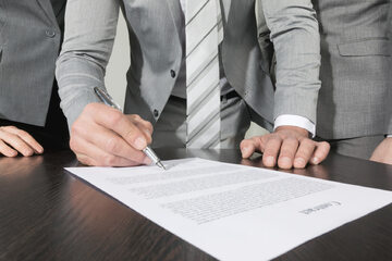 Podpisywanie umowy, zdjęcie ilustracyjne