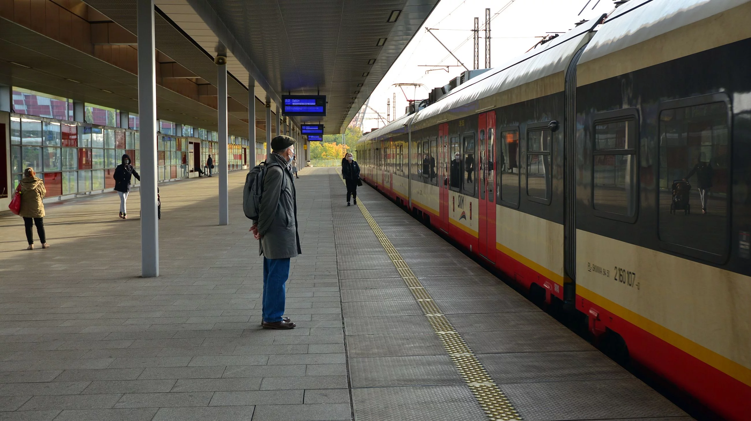 Warszawa. Stacja kolejowa w trakcie pandemii koronawirusa