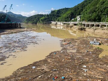 Podtopienia po powodzi w Japonii