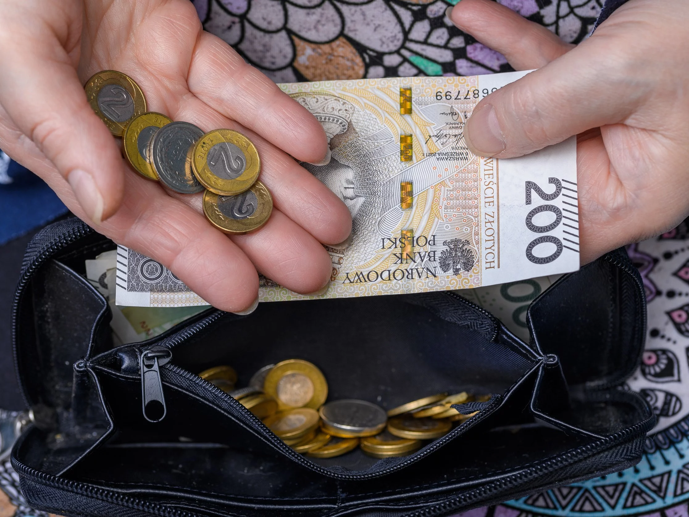 Podwójna wypłata emerytury w październiku? Ci seniorzy dostaną dwa przelewy