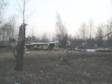 Podwozie Tu-154M na miejscu katastrofy (11 kwietnia 2010)