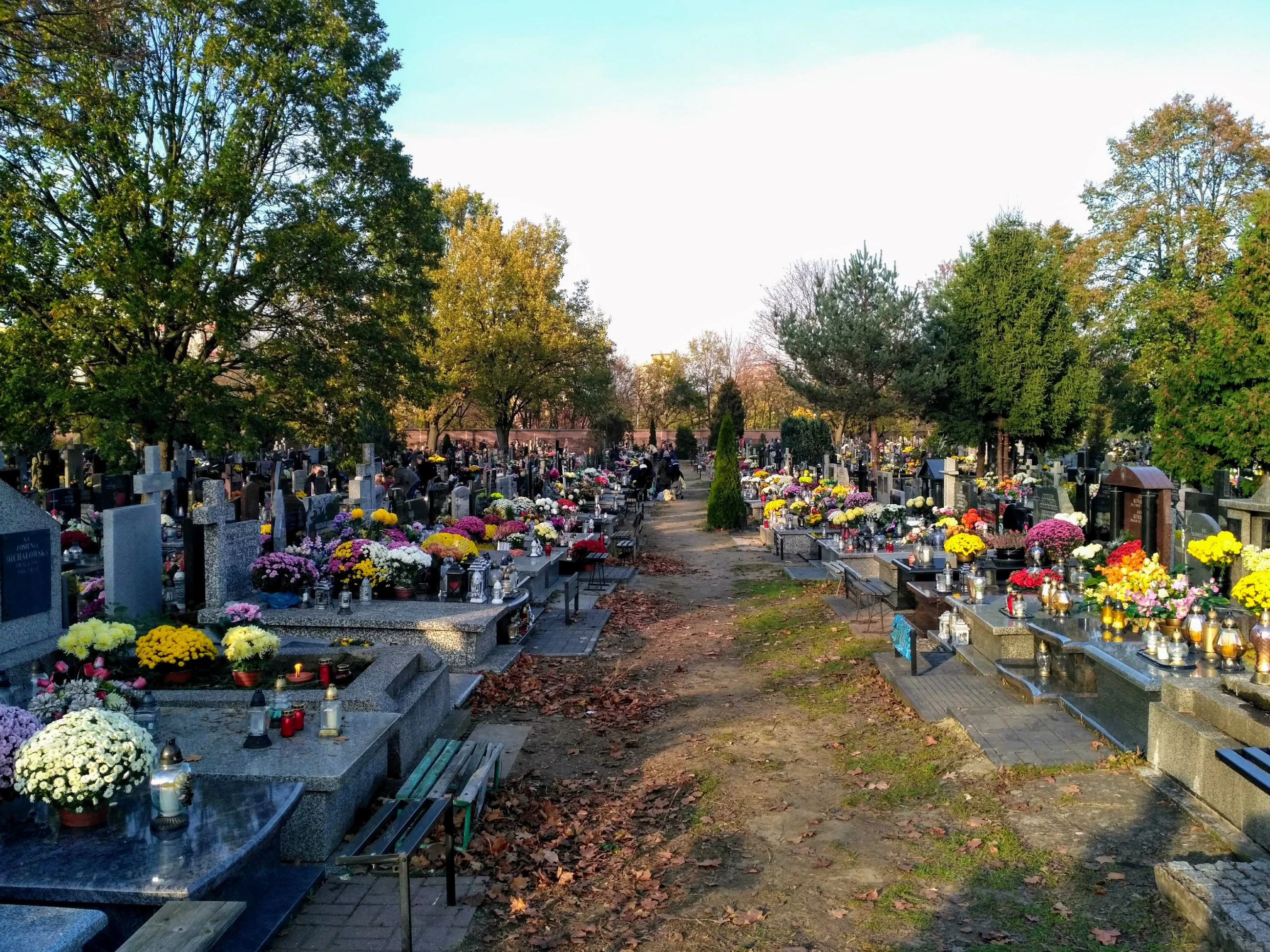 Na Wszystkich Świętych słońce i wiosenne ciepło. Ale Zaduszki nie będą tak łaskawe