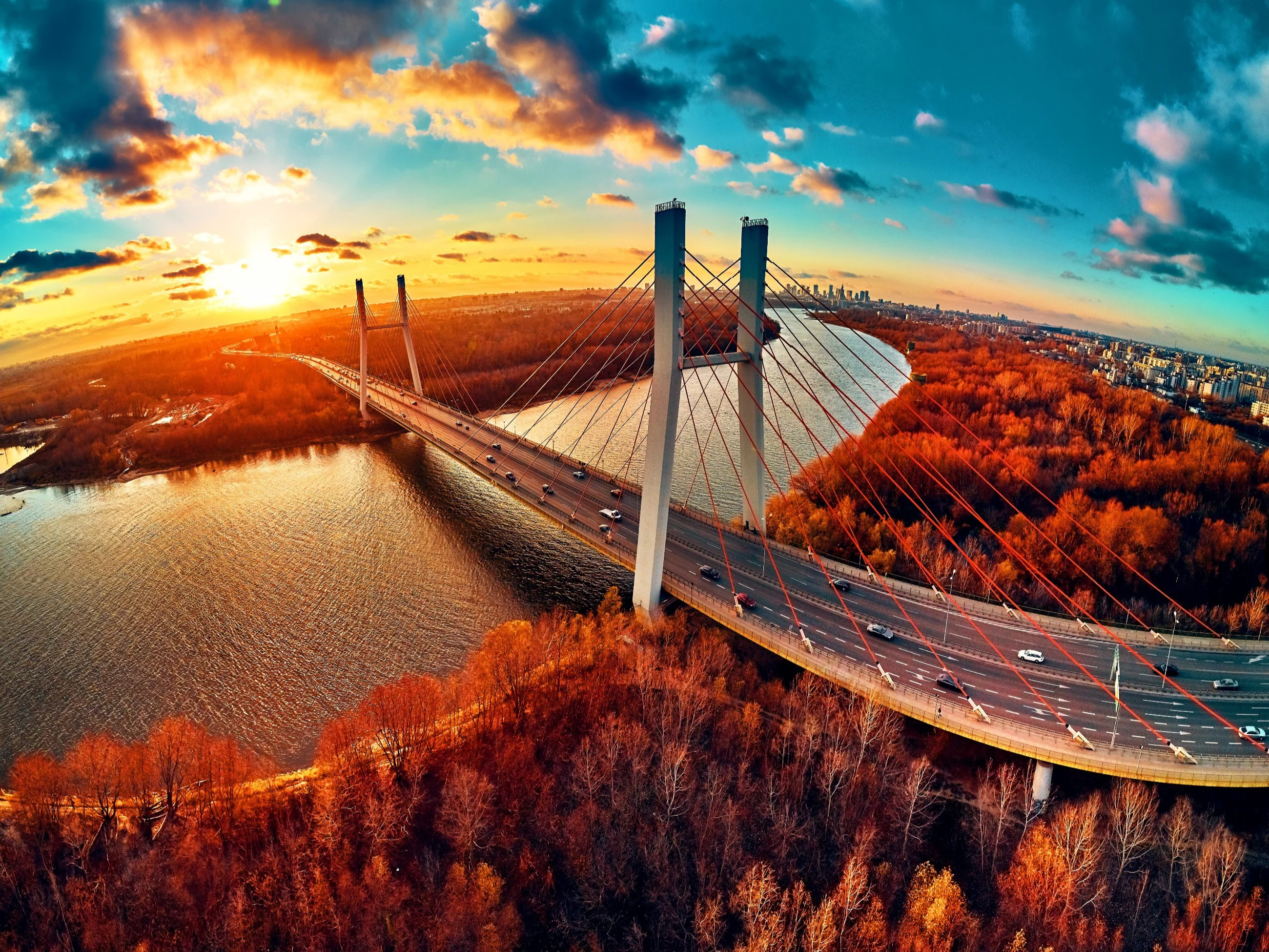 Most Siekierkowski nad Wisłą w Warszawie i zachód słońca