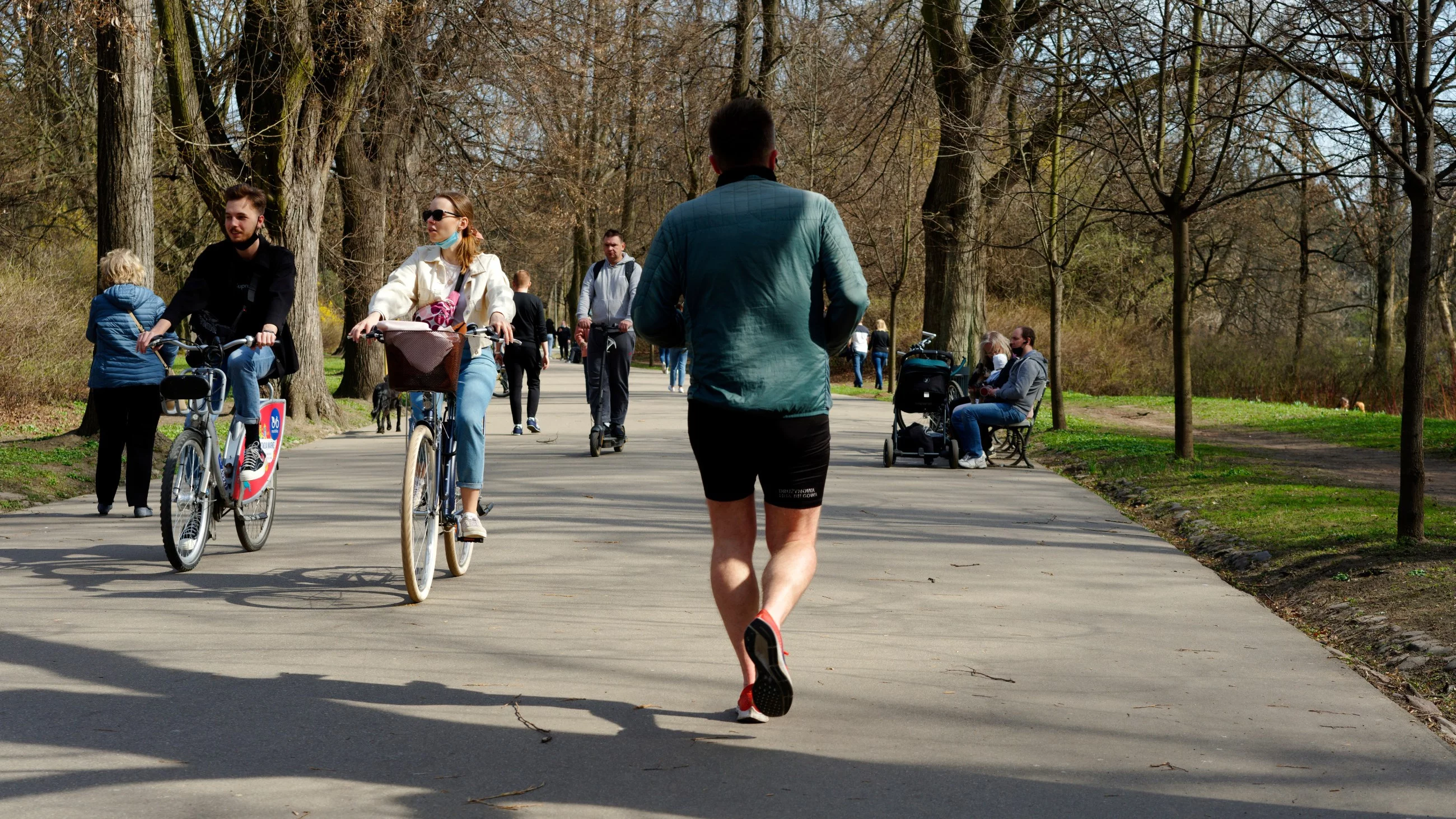 Ludzie w parku z powodu słonecznej, ciepłej pogody, zdjęcie ilustracyjne