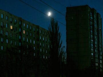 Pogrążona w ciemnościach dzielnica Kijowa po odłączeniu dopływu energii elektrycznej
