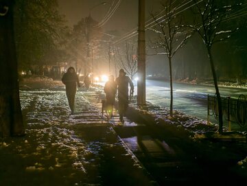 Pogrążona w ciemnościach ulica w Kijowie po odłączeniu dostaw prądu