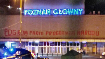 „Pogrom partii programem narodu” na elewacji budynku dawnego Dworca Poznań Główny