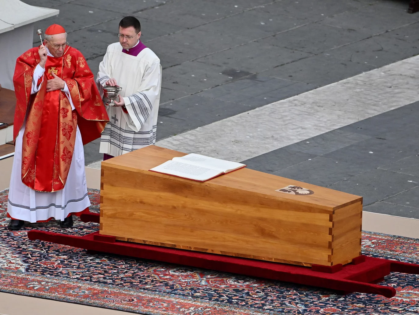 Trumna z ciałem papieża emeryta Benedykta XVI