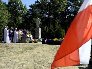 Pogrzeb ekshumowanych ofiar rzezi w nieistniejącej wsi Ostrówki w dawnym województwie wołyńskim, 2015 r.
