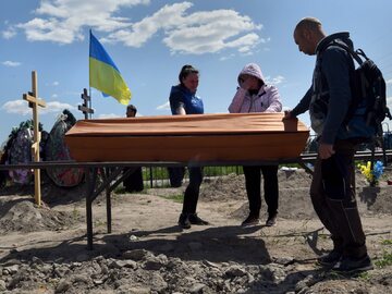 Pogrzeb jednej z ofiar masakry w Buczy pod Kijowem. Zdjęcie zostało wykonane 10 maja.
