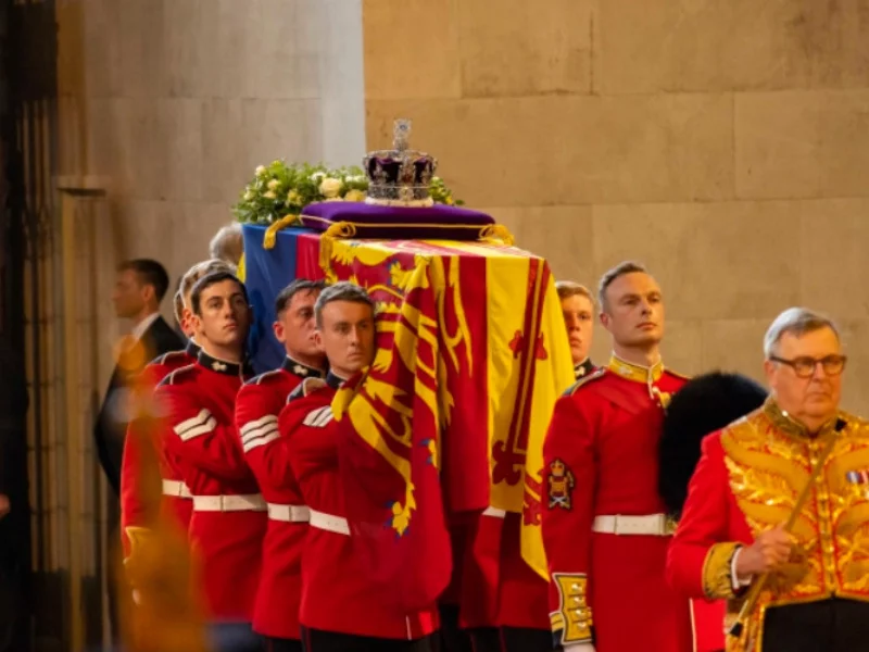 Trumna z ciałem królowej w Westminster Hall