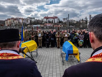 Pogrzeb ukraińskich żołnierzy na cmentarzu we Lwowie