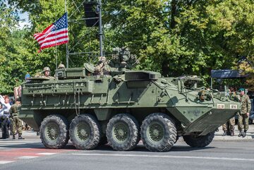 Pojazd pancerny armii USA na paradzie z okazji Święta Wojska Polskiego