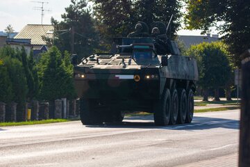 Pojazd wojskowy na polskich drogach, zdjęcie ilustracyjne