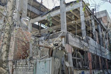 Pokrowsk w obwodzie donieckim. Na zdjęciu budynek, który został zniszczony przez Rosjan na początku lipca