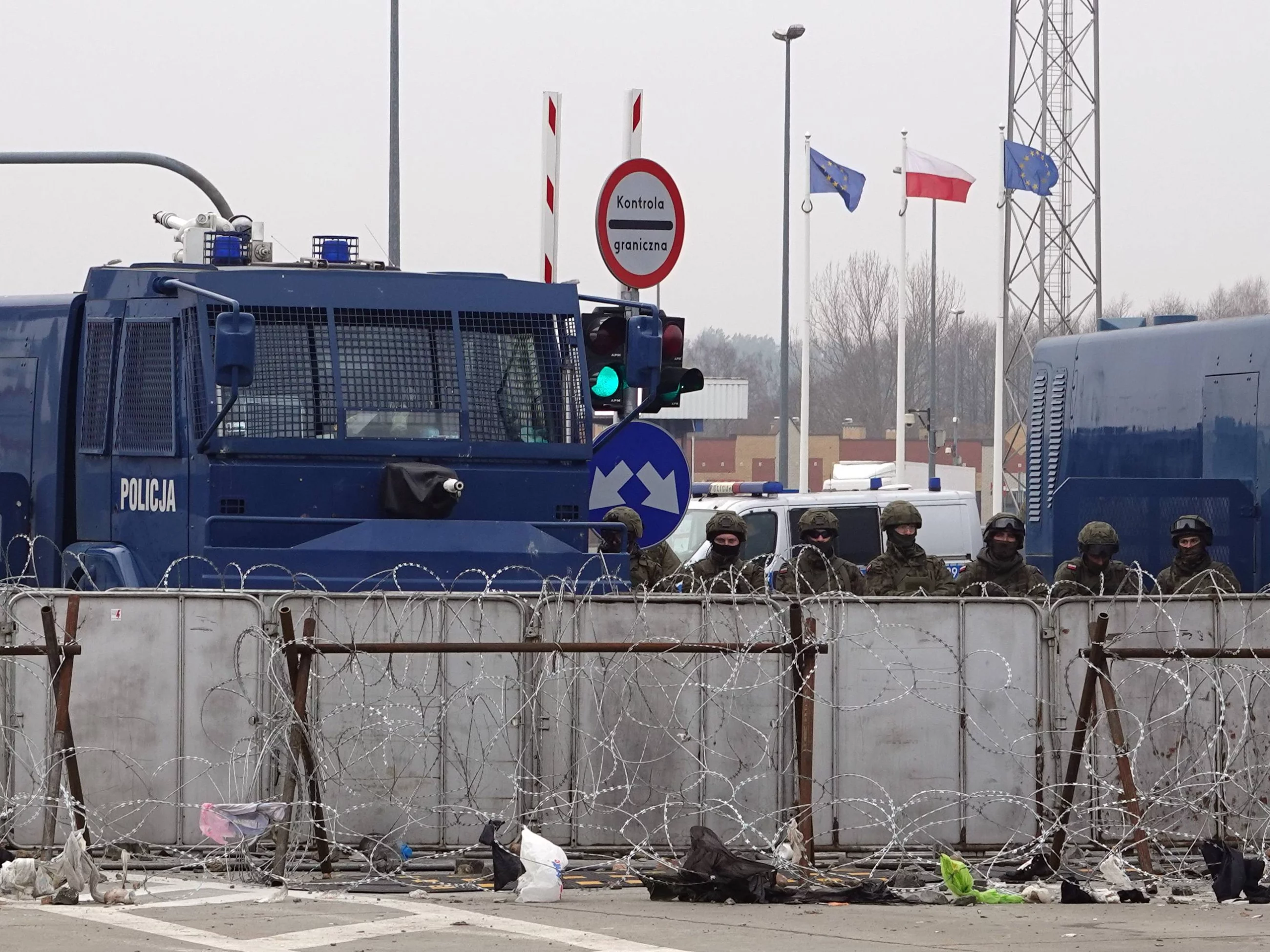 Polskie służby na przejściu w Kuźnicy