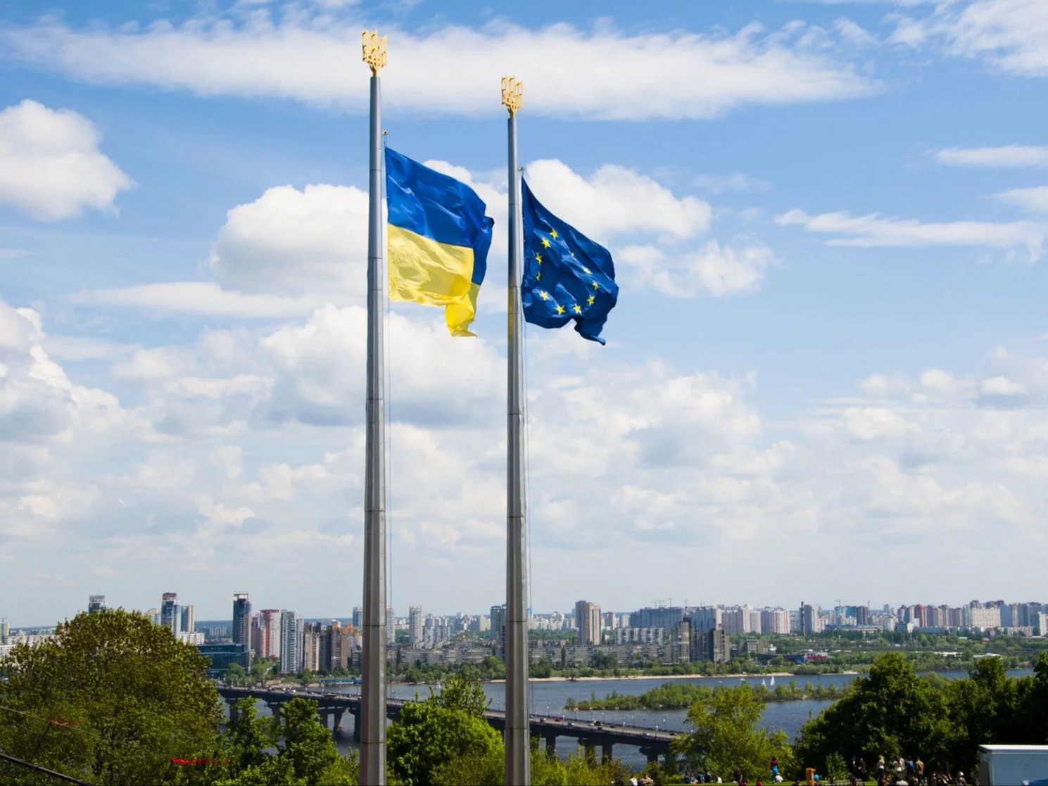 Flagi Ukrainy i Unii Europejskiej