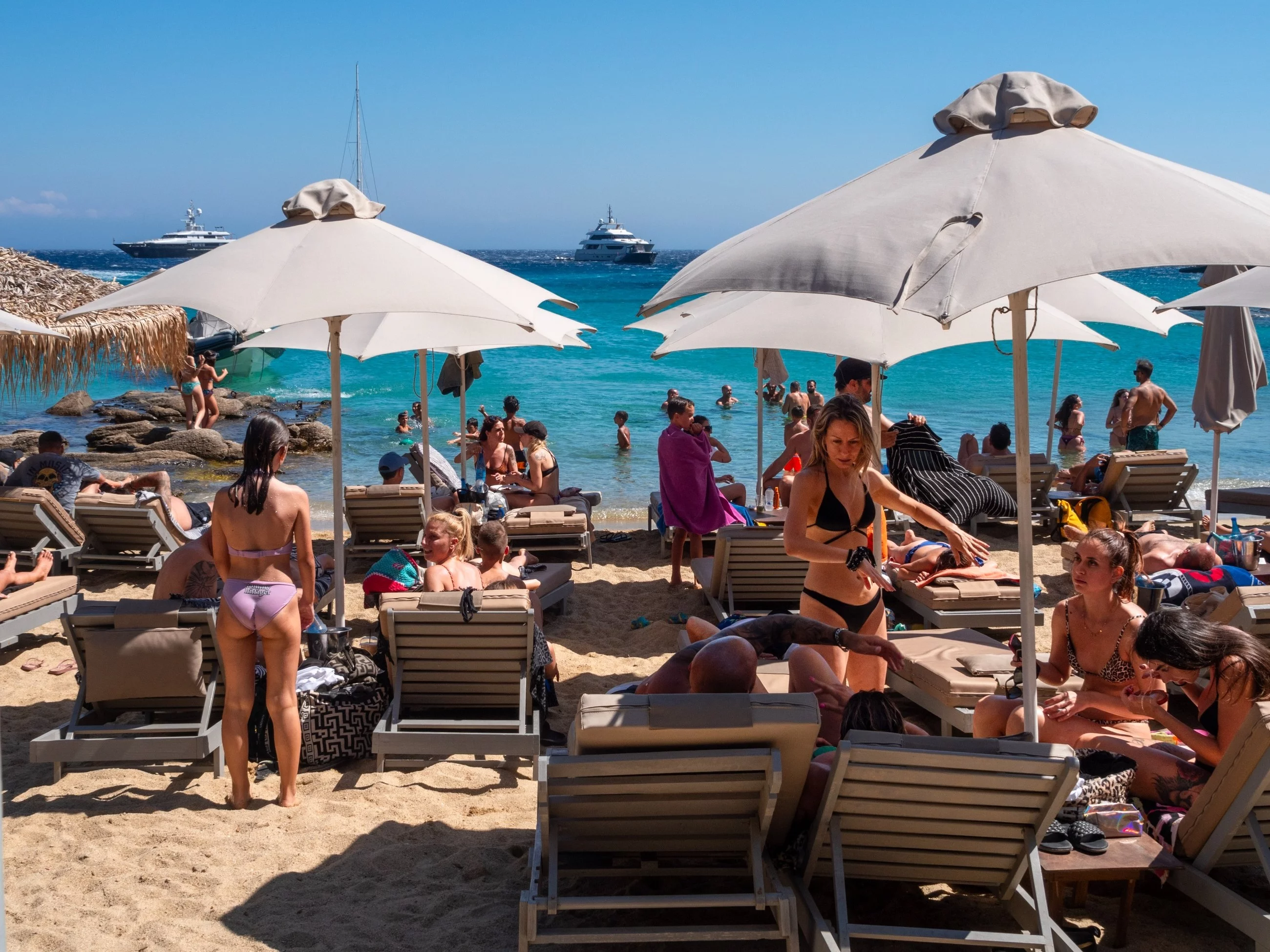 Turyści na plaży w greckim Mykonos