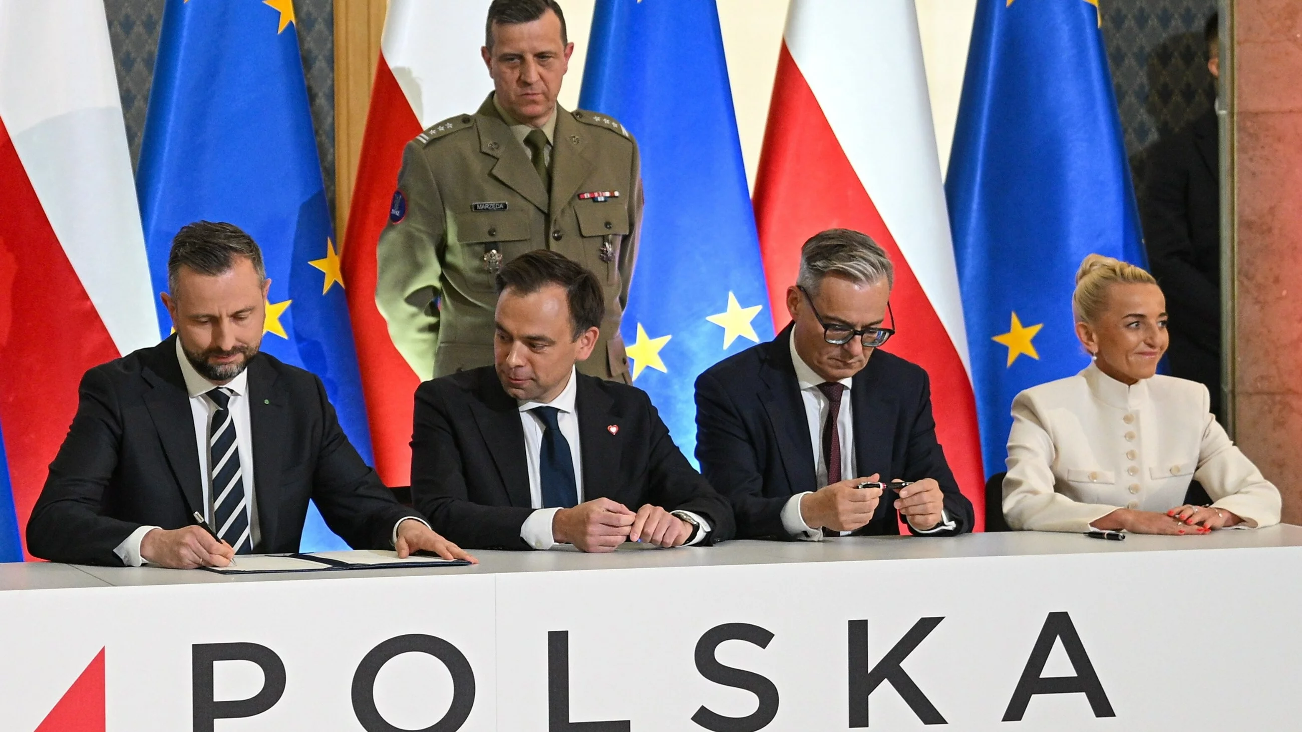 Polacy o podpisaniu umowy SAFE. Wyniki mogą zaskakiwać
