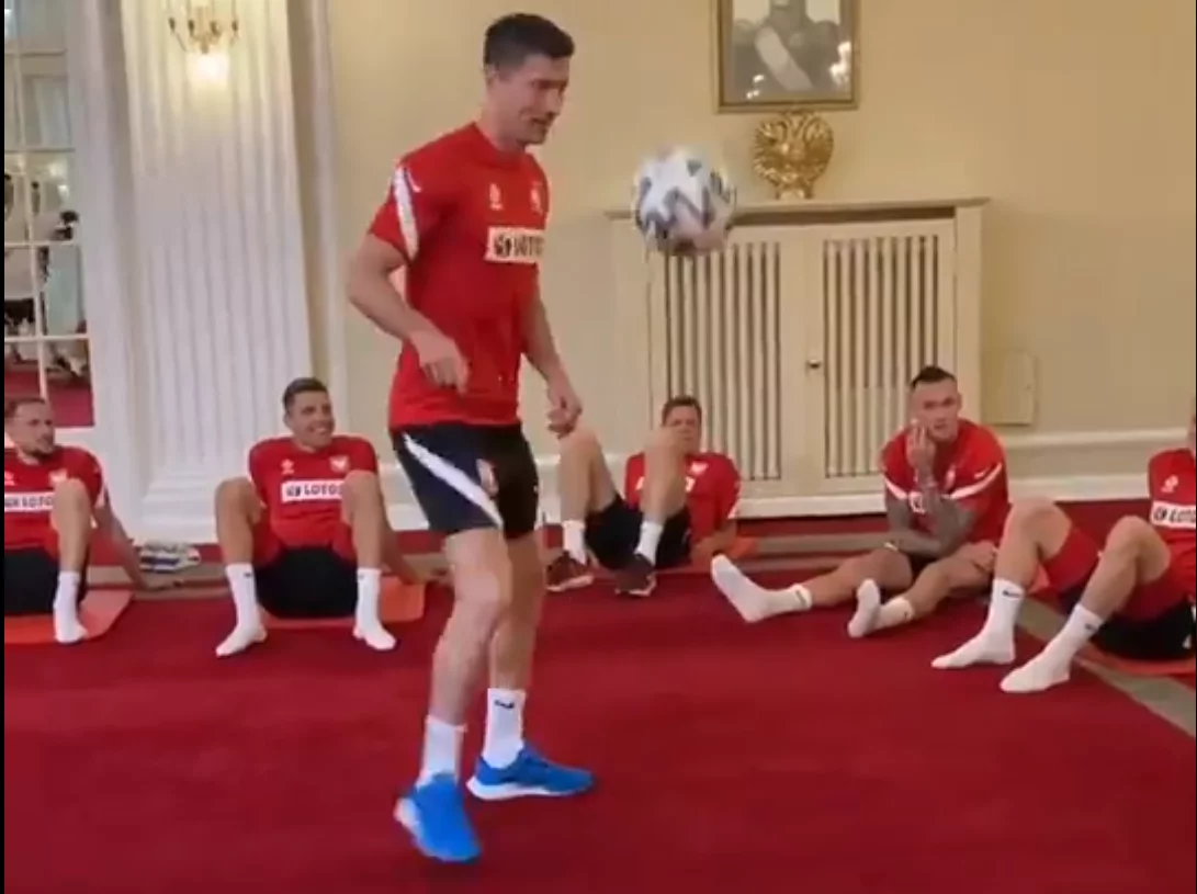 Robert Lewandowski podczas treningu w hotelu